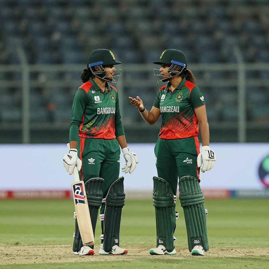 ট্রফি ঠিক হয় বিরতিতে, ফাইনালের শেষ বলে নয়