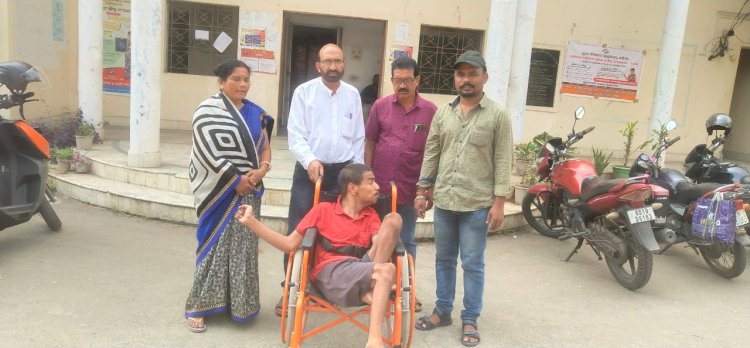 ଦିବ୍ୟାଙ୍ଗକୁ ହୁଇଲ ଚେୟାର ଯୋଗାଇଦେଲେ ସମାଜସେବୀ ପତିତପାବନ