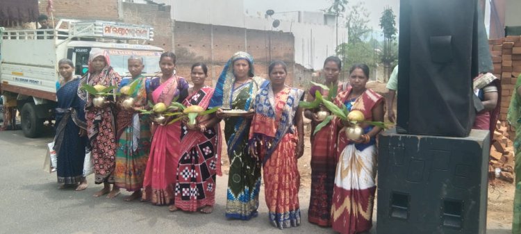 ବଡ଼ପଟୁଆର ରେ ଗଣ୍ଡଗାଁ ଦଣ୍ଡନୃତ୍ୟ ଦଳ କୁ ସ୍ୱାଗତ କଲେ କଳାକାର ମହାସଂଘ ର କର୍ମୀ